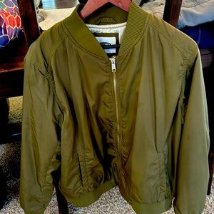 Old Navy olive bomber jacket .size xl